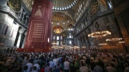 Vatandaşlar namaz için Ayasofya-i Kebir Cami-i Şerifi&#039;ni doldurdu