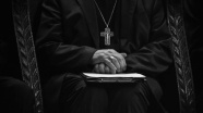 Vatikan&#039;da yolsuzlukla suçlanan üst düzey görevlerde bulunan kardinal istifa etti