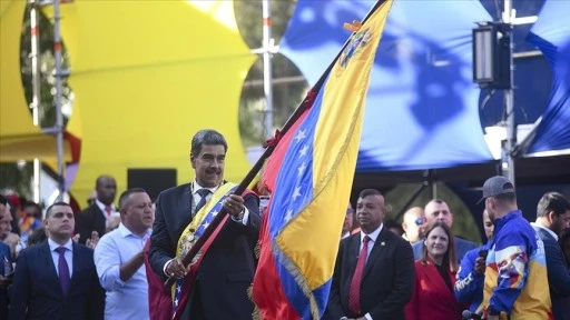 Venezuela'da yemin töreninden sonra Maduro, destekçilerini selamladı