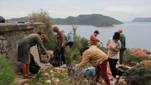 Yabancı iki arkadaşın çevre duyarlılığı "Birlikte Temizleyelim-Kaş Grubu"na dönüştü