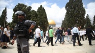 Yahudi yerleşimcilerden İsrail polisi eşliğinde Aksa'ya baskın
