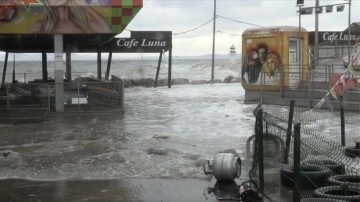 Yalova'da fırtına nedeniyle taşan deniz suları lunaparka zarar verdi