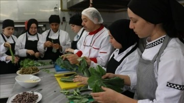 Yalova'da kız öğrenciler her gün 11 okuldaki 800 öğrenciye yemek yapıyor