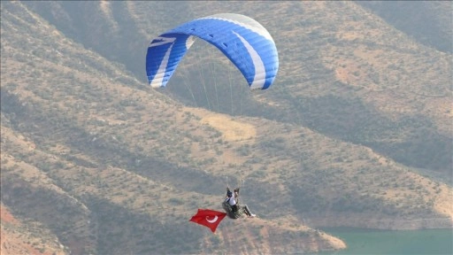 Yamaç paraşütçüleri, Botan Vadisi Milli Parkı'nın güzelliklerini tanıtmak için havalanıyor