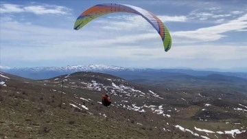 Yamaç paraşütü pilotları Kocatepe'den Büyük Taarruz için havalandı