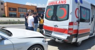 Yaralanan yakınlarını takip ederken ambulansa çarptılar