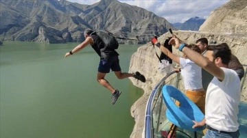 'Yarasa adam' 143 metredeki cam terastan atlayıp Tortum Gölü'ndeki bota indi