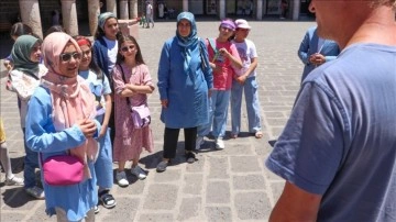 İmam Hatipliler yaz tatilinde turistlere rehberlik yaparak yabancı dillerini geliştiriyorlar