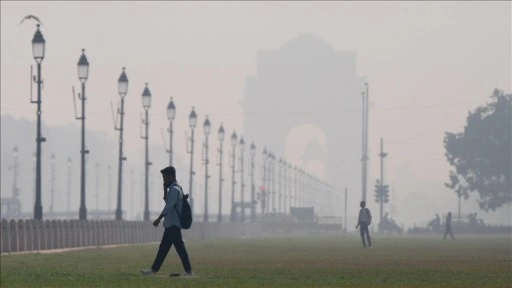 Yeni Delhi'de hava kirliliği nedeniyle okullar 'hibrit' olarak yeniden açılacak