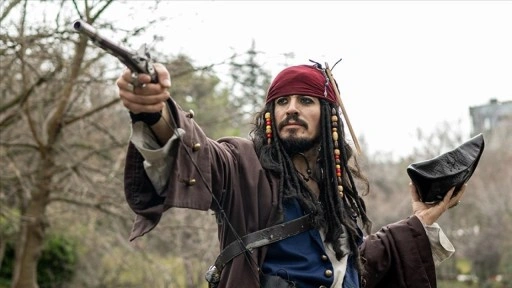 Yerli 'Jack Sparrow' Ankara sokaklarında