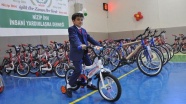 Yetim çocukların bisiklet sevinci