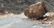 Yola düşen dev kaya parçası sürücüleri korkuttu
