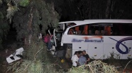 Yolcu otobüsü kamyonla çarpıştı: 1 ölü, 20 yaralı