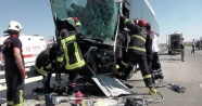 Yolcu otobüsü kepçeye çarptı: 15 yaralı