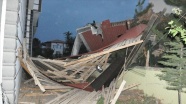 Yozgat&#039;ta şiddetli rüzgar 2 binanın çatısını uçurdu