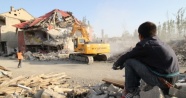 Yüksekova'da hasar gören evler bir bir yıkılıyor