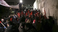 Yunan Parlamentosu önündeki kemer sıkma gösterisinde arbede yaşandı