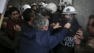 Yunanistan&#039;da göstericiler bakanlığı bastı