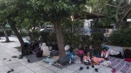 Yunanistan'da mülteciler meydanlarda sabahlıyor