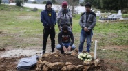 Yunanistan'daki sığınmacı kampında ölen bebek toprağa verildi