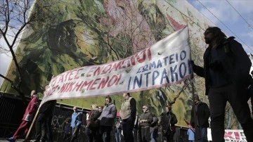 Yunanistan'da işçi ve memurlar 24 saatlik greve gitti