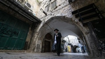Yüzlerce fanatik Yahudi'den Doğu Kudüs'ün işgalinin 57. yılında Mescid-i Aksa'ya bask