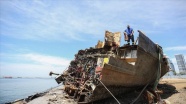 Zeytinburnu&#039;nda söküm çalışmaları yapılan geminin denizdeki son parçası da çıkarıldı