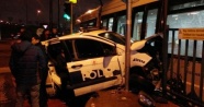 Zeytinburnu'nda tramvay ile polis aracı çarpıştı