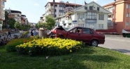 Zonguldak'ta kontrolden çıkan otomobil refüje çıktı