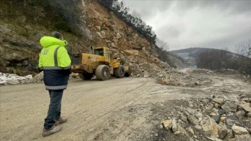 Zonguldak'ta heyelan nedeniyle kapanan kara yolunda temizlik çalışmaları sürüyor