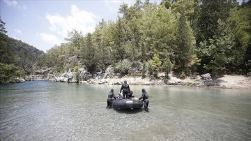 Zorlu eğitimin ardından su altında arama kurtarma yapıyorlar