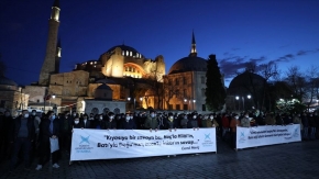 TÜGVA Boğaziçi Üniversitesi önünde Kabe fotoğrafının yere serilmesine tepki gösterdi