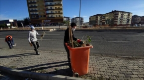 Belediye Başkanı Sayan, temizlik işçileriyle çöp topladı, süpürgeyle temizlik yaptı