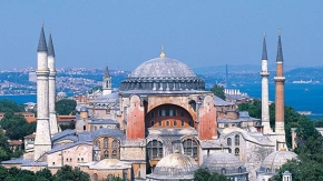 Ayasofya-i Kebir Camii çevresindeki namaz kılma alanlarının dolması üzerine girişler durduruldu