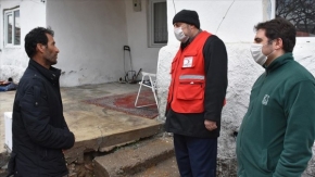 Baba oğul ihtiyaç sahiplerinin yardımına koşuyor