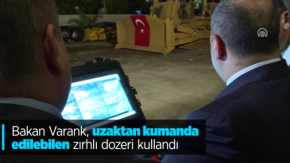 Bakan Varank, uzaktan kumanda edilebilen zırhlı dozeri kullandı