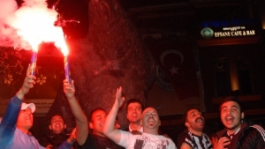 Beşiktaş taraftarı şampiyonluk kutlamalarına başladı bile