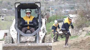 Beyaz Baretliler Türkmen Dağında savaş kalıntılarını temizliyor