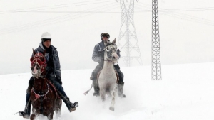 Erzurum’un “Atlı kovboylar”ı kar-kışta elektrik için koşuyor!