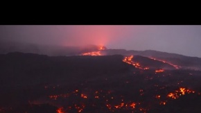 Etna Yanardağı Dinmiyor!.. Lav Püskürtüp Kül Saçıyor!