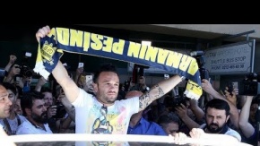 Fener’in yeni yıldızı Mathieu Valbuena, İstanbul’da coşkuyla karşılandı