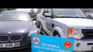 Gümrükte takılan milyonluk arabalar