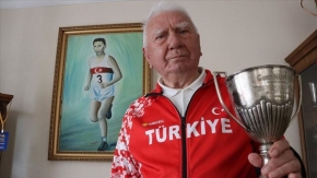 &quot;Türk atletizminin efsanesi&quot; Akçay, evde spor yaparak zaman geçiriyor