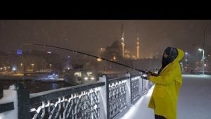 Karda Tipide Köprü’de Balık Aşkı: Yaşamayan Bilemez!