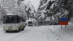 Kazdağları&#039;nda yolcu ve araçlar karda mahsur kaldı..