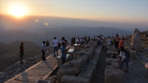 Nemrut, eşsiz manzarasıyla ziyaretçilerini mest ediyor