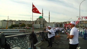 Oltacılar, Galata Köprüsü’nde balık için yarıştı