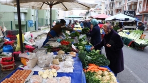 Pazarlarda sadece gıda ve temizlik ürünlerinin satışı yapılıyor