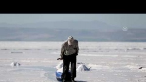 Sağlıklı doğal tuzu gölden, ekmeğini tuzdan çıkarıyor