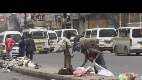 Savaşın pençesindeki Yemen&#039;i çöp yığınları ve kolera öldürüyor!